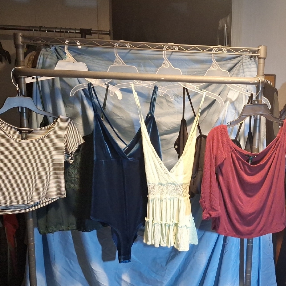 Forever 21 Assorted Tops in Red, Blue, Cream, and Black 6 Peices W.3